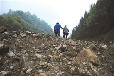 高三學子尋找失蹤父親：活要見人死要見尸