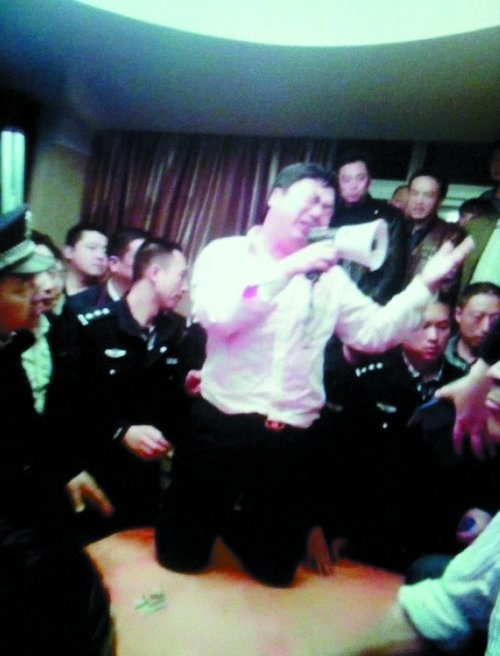 江蘇泰州官員吃豪餐被居民圍堵 雙方因拆遷結怨