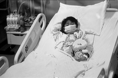 通過屏幕看到的北京首例H7N9禽流感患兒在地壇醫院ICU內（資料圖片）。 京華時報記者 王海欣 攝