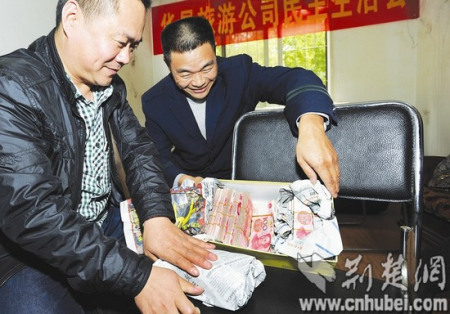 公交司機拾15萬現(xiàn)金原數(shù)奉還把公司獎金捐震區(qū)