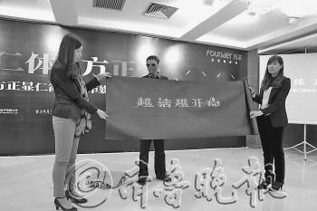 乞討者街頭寫粉筆字賣藝求生公司買其字體發售