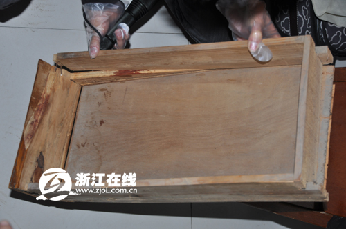 砸壞的抽屜上留有血跡