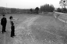 兩男子打劫?gòu)?qiáng)奸夜行女拍“艷照”敲詐（圖）