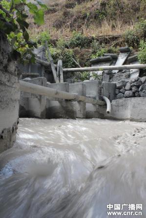 云南東川整治“牛奶河”舉報者可獲千元獎勵