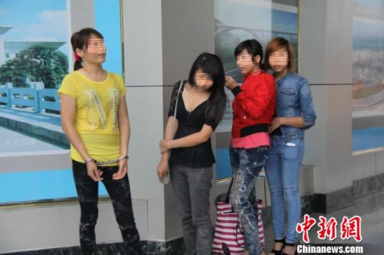 圖為3名被拐越南少女與嫌犯（左一）。　黃卓攝