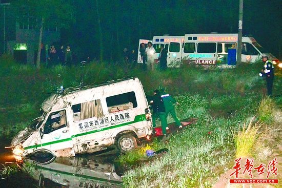 120急救車半夜轉運病人翻車墜入水塘致2死5傷