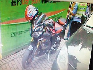 摩托車撞倒老人逃逸 載客的哥尾隨拍照取證(圖)