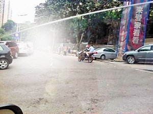 摩托車撞倒老人逃逸 載客的哥尾隨拍照取證(圖)