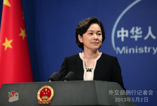 2013年5月2日，外交部發(fā)言人華春瑩主持例行記者會。