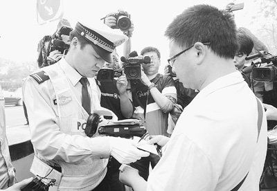 北京一路口昨日1小時內4名騎車人闖紅燈被罰款