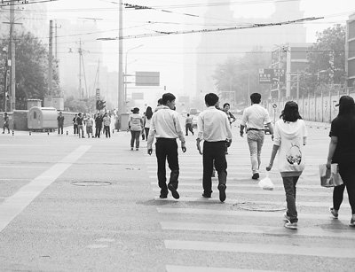 北京一路口昨日1小時內4名騎車人闖紅燈被罰款