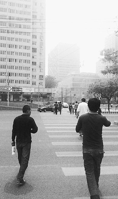 北京一路口昨日1小時(shí)內(nèi)4名騎車人闖紅燈被罰款