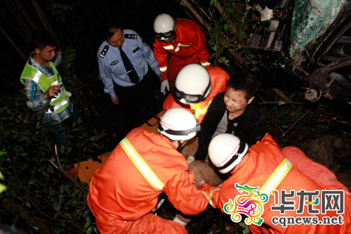 越野車墜下近兩百米懸崖車上父子僅受傷（圖）