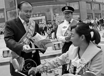 7日上午，副市長白志堅(左一)等領導現場勸阻不文明交通行為，向市民講解交通法規。記者李軍攝