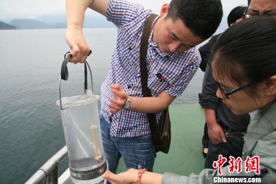 農夫山泉工作人員在千島湖船上進行取水測試實驗。王譯萱攝