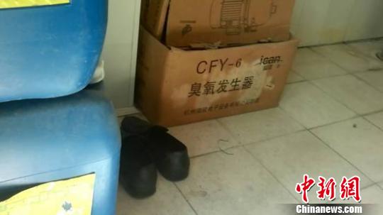 探訪鄭州桶裝水生產環境：散布污水臟衣物（圖）
