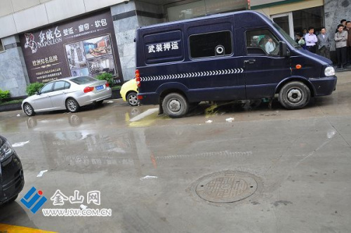 江蘇一名押運員中槍身亡事發(fā)前一人在車內（圖）