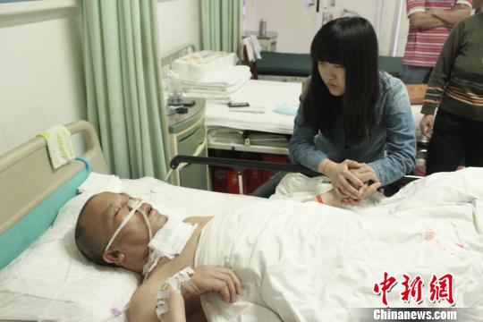 90后女孩與父相守12年因父病重放棄高考（圖）