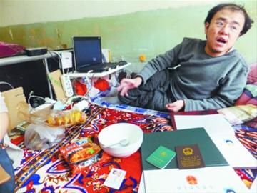 母親患肝癌殘疾兒賣房救母：“是媽背我18年”
