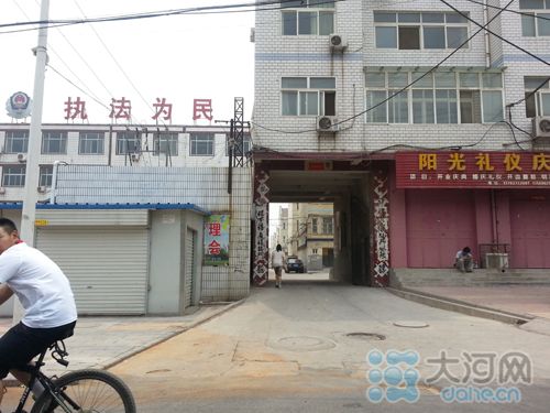 案發地所在小區大門