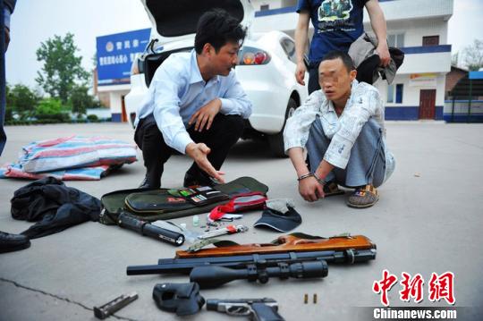 兩男子流竄重慶持槍搶劫警方輾轉多地快速破案