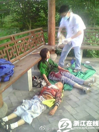 6歲男孩遭母親割喉見母欲自殺奮起奪刀相救（圖）