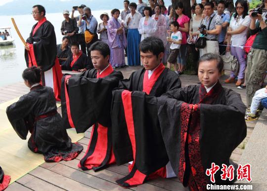 端午將至“90后”帶南京市民重溫端午習俗