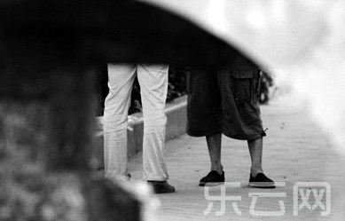 雙方正在“談生意”。記者 趙永峰 攝