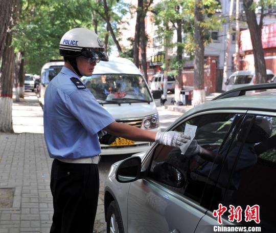 山西太原一交警三年開萬余張“溫情罰單”（圖）