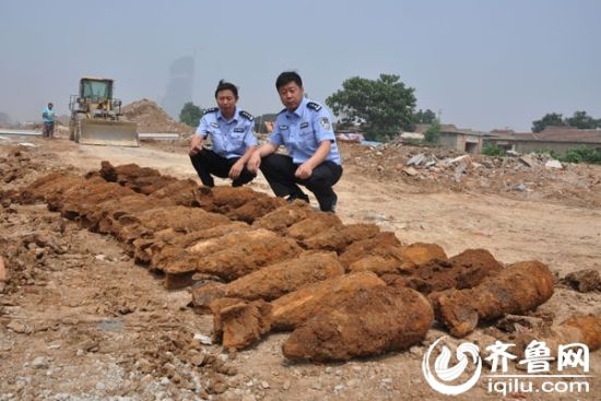 濟南市槐蔭公安分局治安大隊民警正在對炮彈進行清點。（記者 孔冠軍\攝）