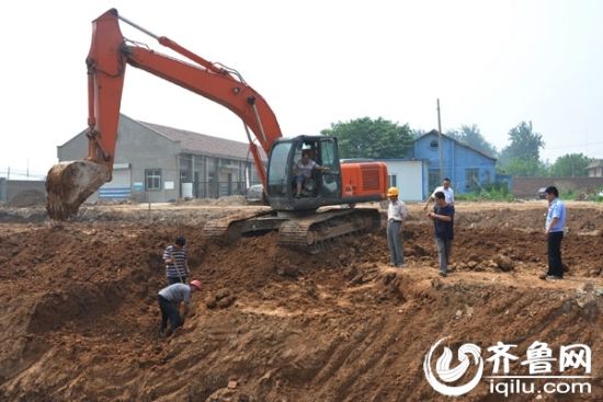 6月25日，濟南市張莊路與機場西路附近一處工地上，發(fā)現(xiàn)大量炮彈。（記者 孔冠軍\攝）