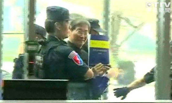 臺黑幫大佬“白狼”抵臺警方上銬帶回訊問（圖）