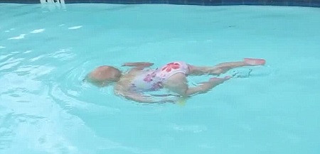 16個月大女嬰水中暢游技術嫻熟換氣有高招（圖）