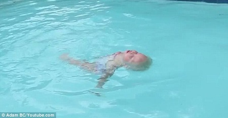 女嬰面部朝上換氣