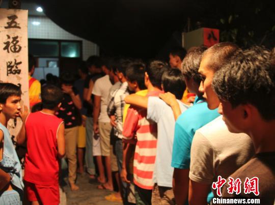 海南鄉(xiāng)親萬(wàn)盞紅燭照亮救人英雄方盛虎“回家路”