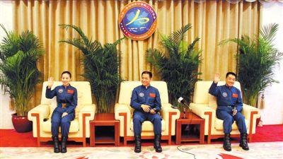  昨天，結(jié)束醫(yī)學(xué)隔離的航天員聶海勝、張曉光、王亞平，在北京航天城航天員公寓與媒體記者見面并回答提問?！　⌒氯A社發(fā)