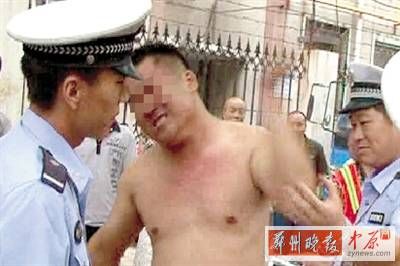 男子打公交車推倒警車哭著追記者：全程拍我
