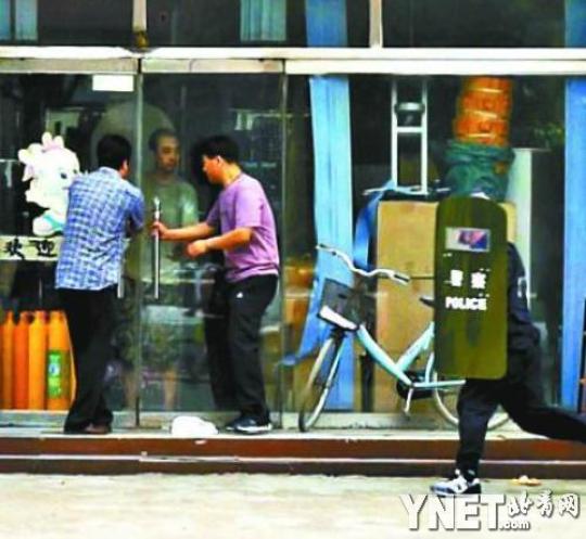 副市長(左一)準備沖入屋內制服劫持人質的嫌疑人