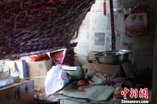 甘肅地震：民眾夜宿戶外農(nóng)用車麥草為床（圖）
