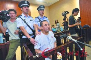 何靖坐在深圳中院的被告席上。軒慧攝
