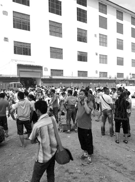 壓路機作業晃動大樓如地震超3000人逃命引踩踏