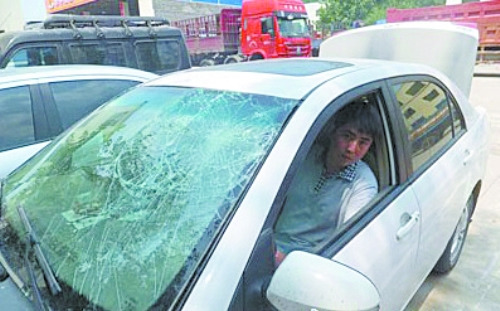 私家車未避讓警車遭砸南陽警方稱砸車的是臨時工