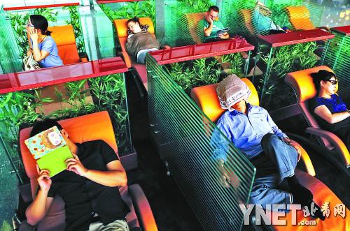 7月8日，由于天氣原因首都機場部分進出港航班取消，旅客滯留在航站樓