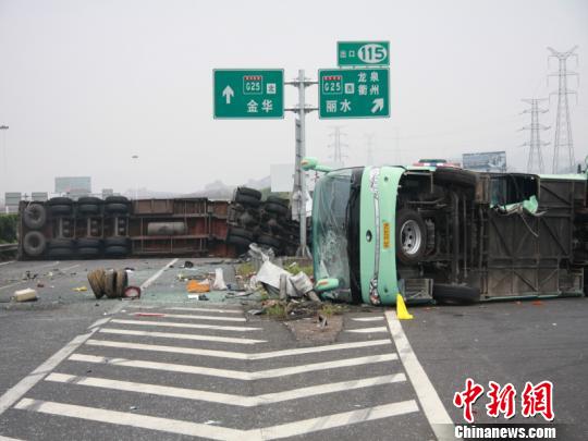 溫州旅游大巴高速主線倒車致半掛車追尾1死多傷