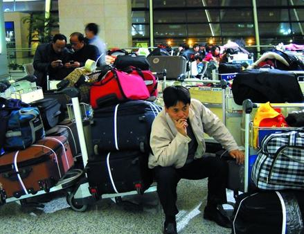 等待延誤航班的乘客