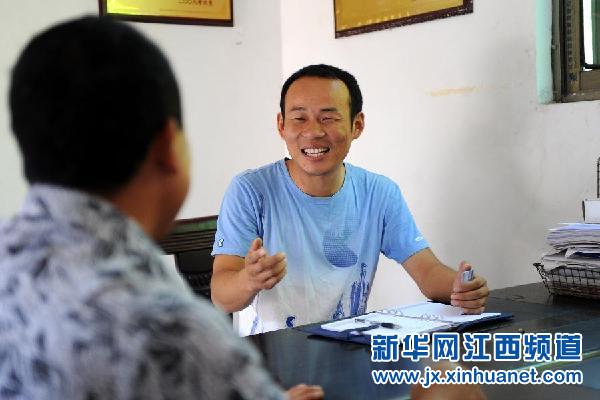 （最美基層干部·圖文互動(dòng)）（2）“這個(gè)小伙子很實(shí)在，我們相信他。”——記大學(xué)生“村官”邢鐳 