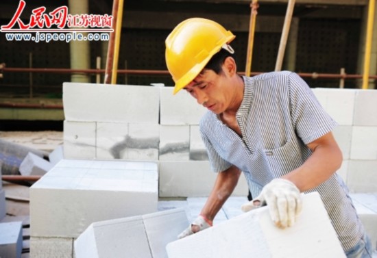 炎夏探訪南京建筑工地：工人未聽說過高溫費