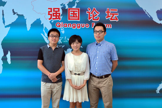 大眾網(wǎng)采訪中心首席記者盛堃（右）、記者李兆輝（左）、記者于瀟瀟做客強(qiáng)國論壇 人民網(wǎng)黃玉琦 攝