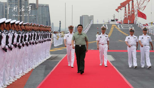 習(xí)近平一直十分關(guān)心我國第一艘航空母艦建設(shè)和部隊(duì)訓(xùn)練。28日上午，他一下飛機(jī)就冒著風(fēng)雨來到海軍某艦載機(jī)綜合試驗(yàn)訓(xùn)練基地，觀看艦載機(jī)滑躍起飛、阻攔著陸訓(xùn)練，實(shí)地察看有關(guān)設(shè)備。當(dāng)天下午，習(xí)近平又風(fēng)雨兼程趕往大連，登上停泊在大連港的遼寧艦。攝影：解放軍報(bào)記者周朝榮