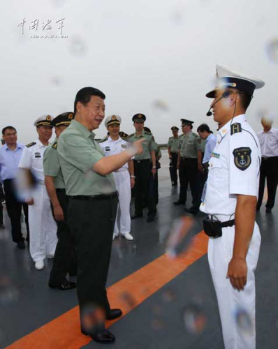 習近平一直十分關心我國第一艘航空母艦建設和部隊訓練。28日上午，他一下飛機就冒著風雨來到海軍某艦載機綜合試驗訓練基地，觀看艦載機滑躍起飛、阻攔著陸訓練，實地察看有關設備。當天下午，習近平又風雨兼程趕往大連，登上停泊在大連港的遼寧艦。攝影：解放軍報記者周朝榮